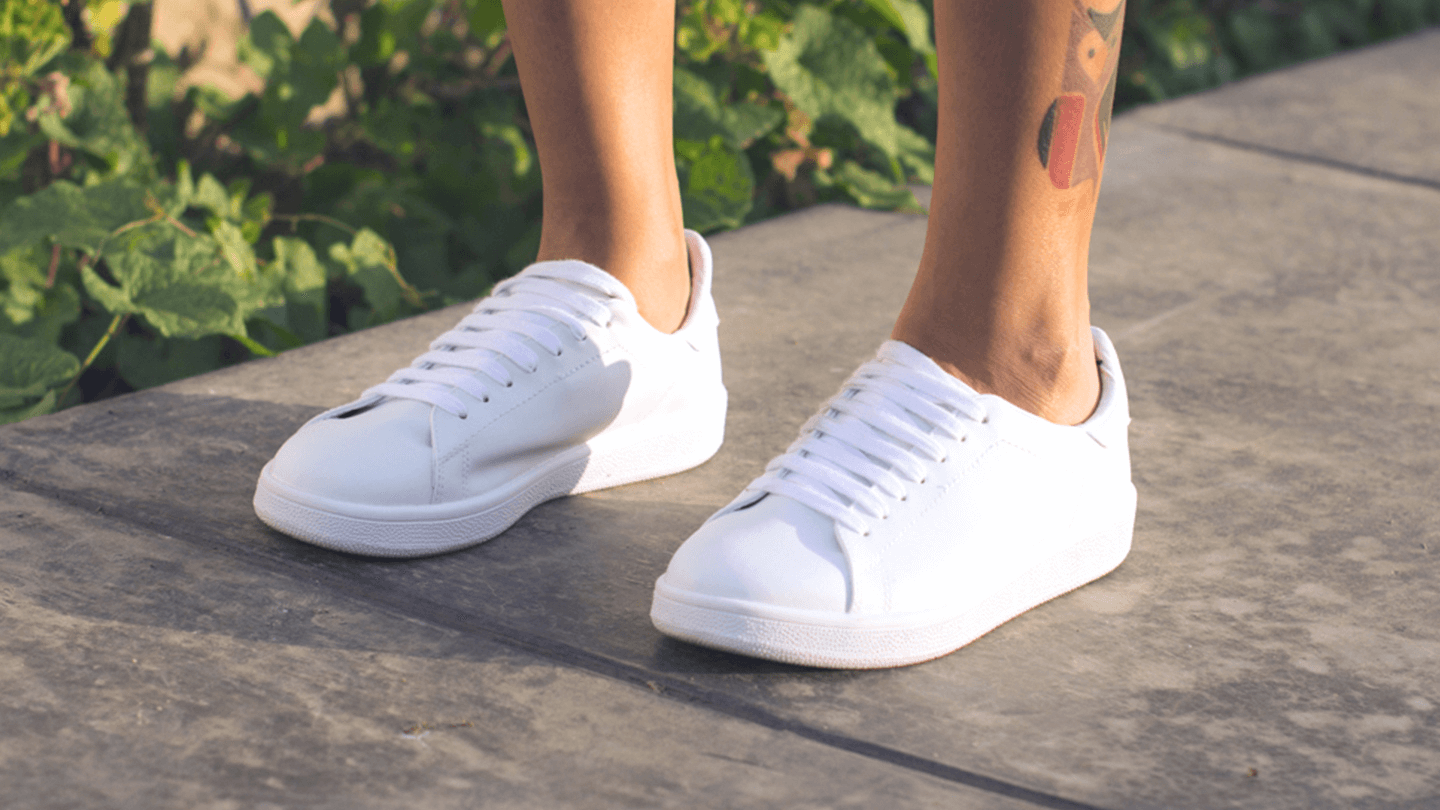 Maneras de combinar tus zapatillas blancas